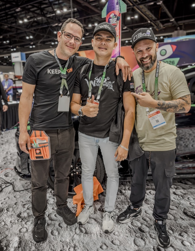 Emmanuel Rodríguez with two international wrap industry professionals