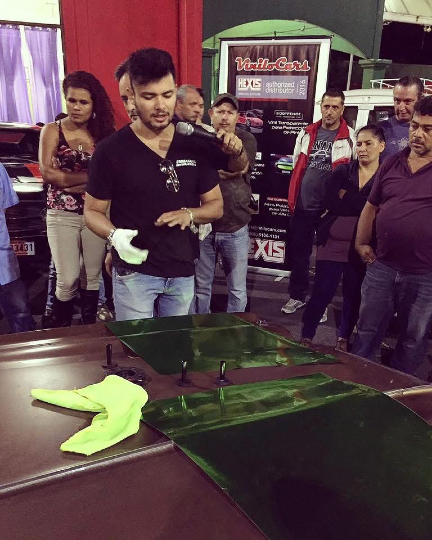 Emmanuel Rodríguez leading a live wrap material demonstration